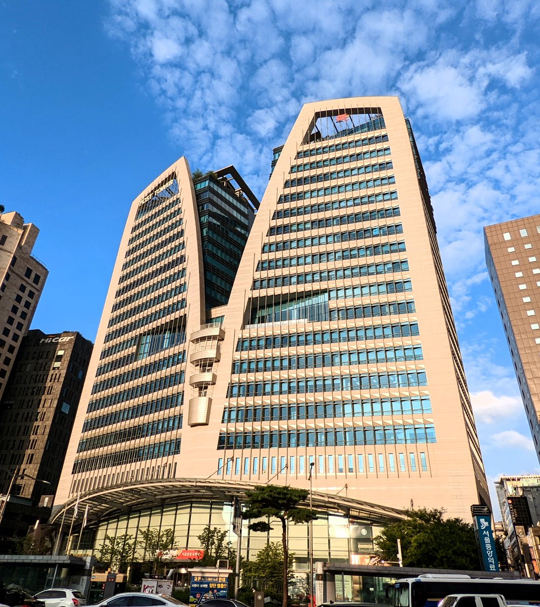 KiichanNexus4's tweet photo. #PostTower
#KOREA
地価やら効率を無視した
デザイン優先みたいなビルに
目が釘付け
真ん中から
宇宙ロケット🚀が出てきそう
も少しビルが左右に広がって
ロボットが登場してもイイ https://t.co/csfOhnhbkj