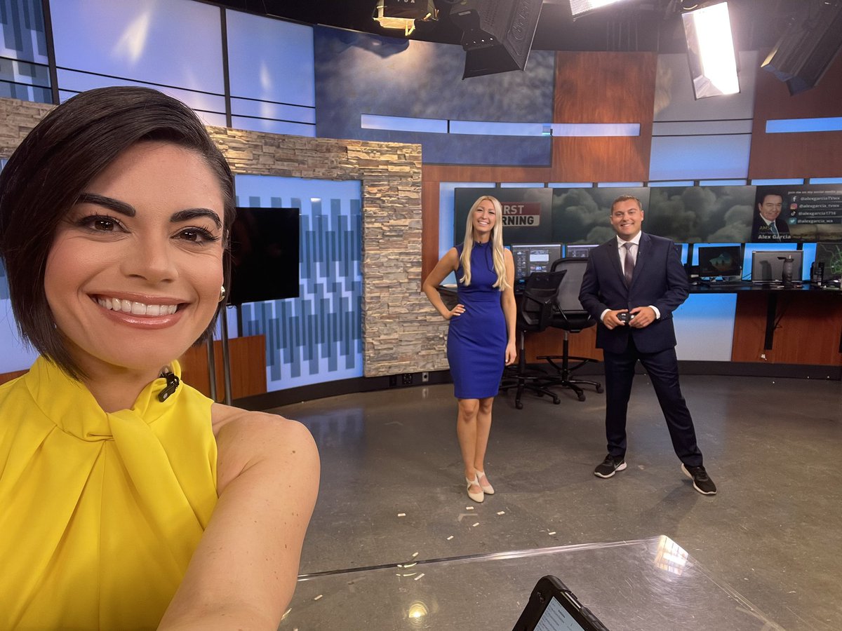 CamillaR_TV's tweet photo. Tonight’s crew! It’s always a blast getting to work w/ . @joedecarloWX @ChristenUrban @MattRoy_TV @KABBFOX29 #FoxSanAntonio 💙 https://t.co/1wQ0BBROc7