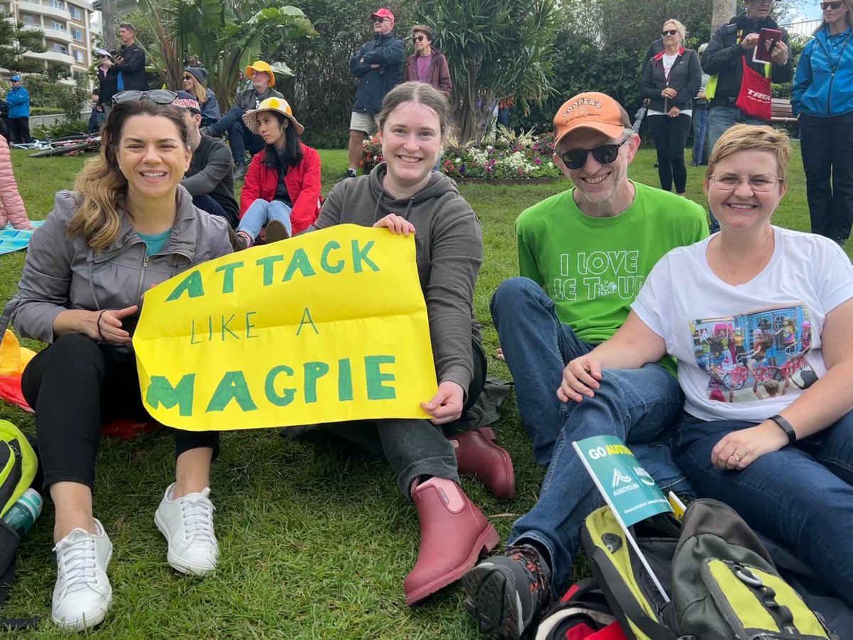 Spotted in the wild 🦅 Four members of the #couchpeloton <a href="/reallyspoketome/">Belinda</a> <a href="/zahribeth/">Beth</a> @butteredfrog <a href="/musettedutour/">MrsFrog</a>