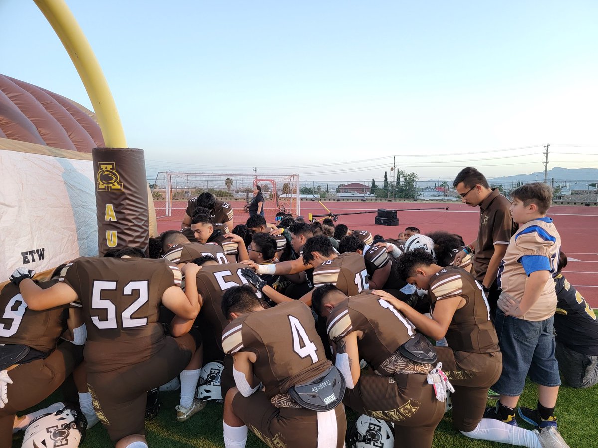 cynsationalcynd's tweet photo. Austin HS Panthers vs EPHS TigersπΎππΎ #theadventurecontinues #itstartswithaustin #ItStartsWithUs #InspireEmpowerTHRIVE #ProudPantherPrincipal #battleoftheclaw #HOCO2022 #ETW https://t.co/mkxZjh3cRT