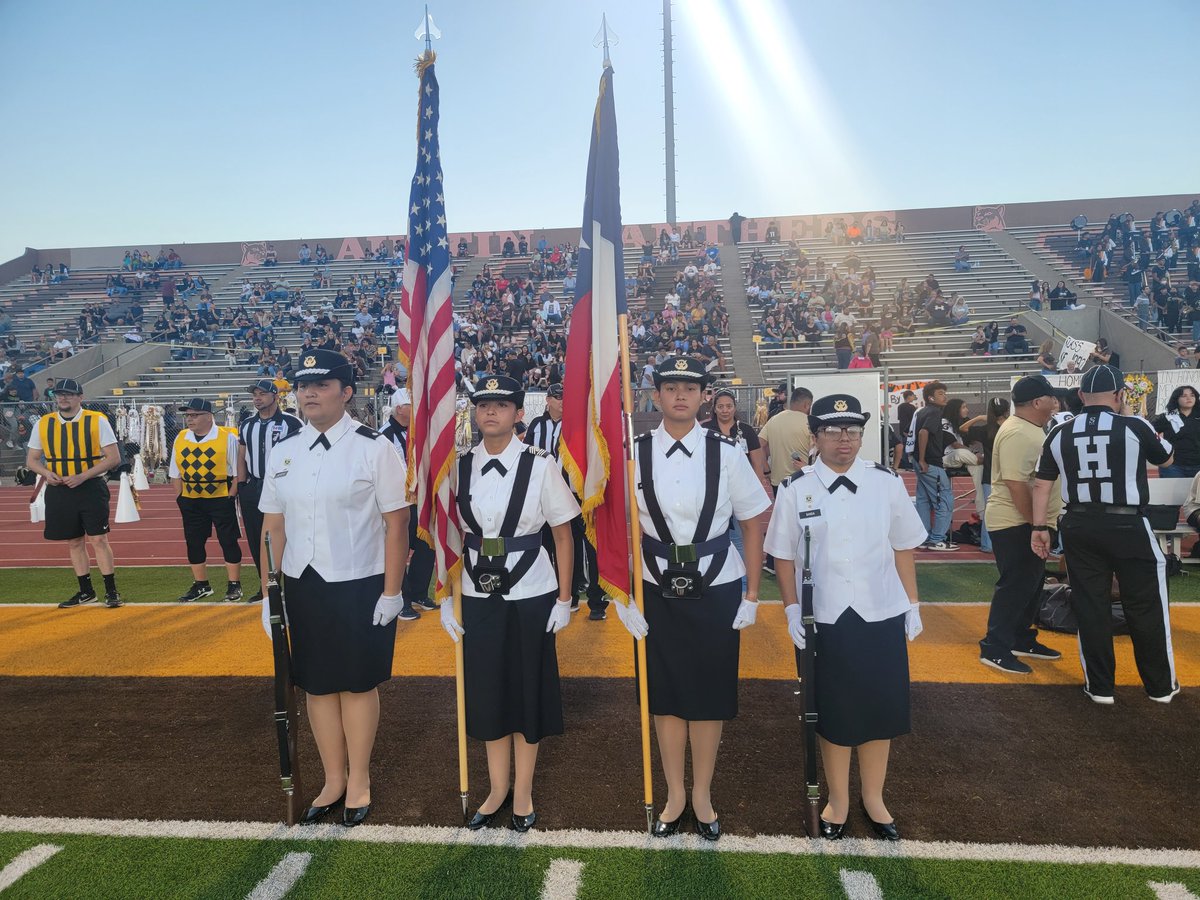 cynsationalcynd's tweet photo. Austin HS Panthers vs EPHS TigersπΎππΎ #theadventurecontinues #itstartswithaustin #ItStartsWithUs #InspireEmpowerTHRIVE #ProudPantherPrincipal #battleoftheclaw #HOCO2022 #ETW https://t.co/mkxZjh3cRT
