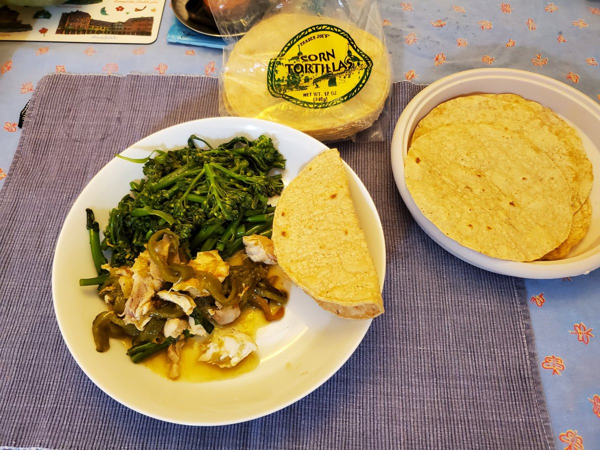 pasotours's tweet image. Made some green chile to celebrate the exit of the one us regular Joe's can walk to get. Sopped it all rather nicely. Maybe back to Suave 16 next year. #TortillaTournament