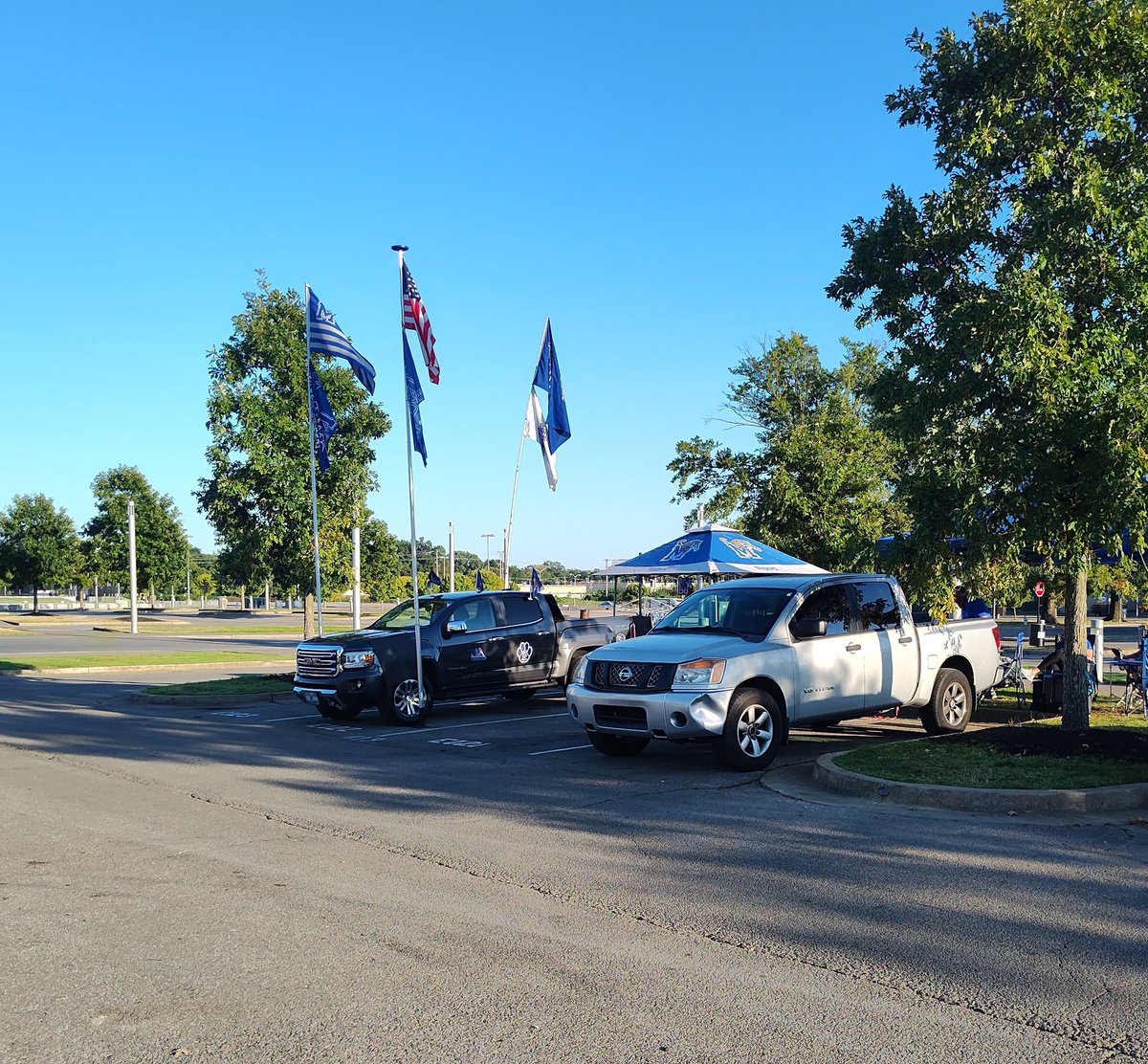 RandyMcTigerFan's tweet photo. #FlagsAFlyin on #TigerLane!
@SBLibertyStad @MemphisFB
#GoTigersGo! https://t.co/7DtWRGxmZE