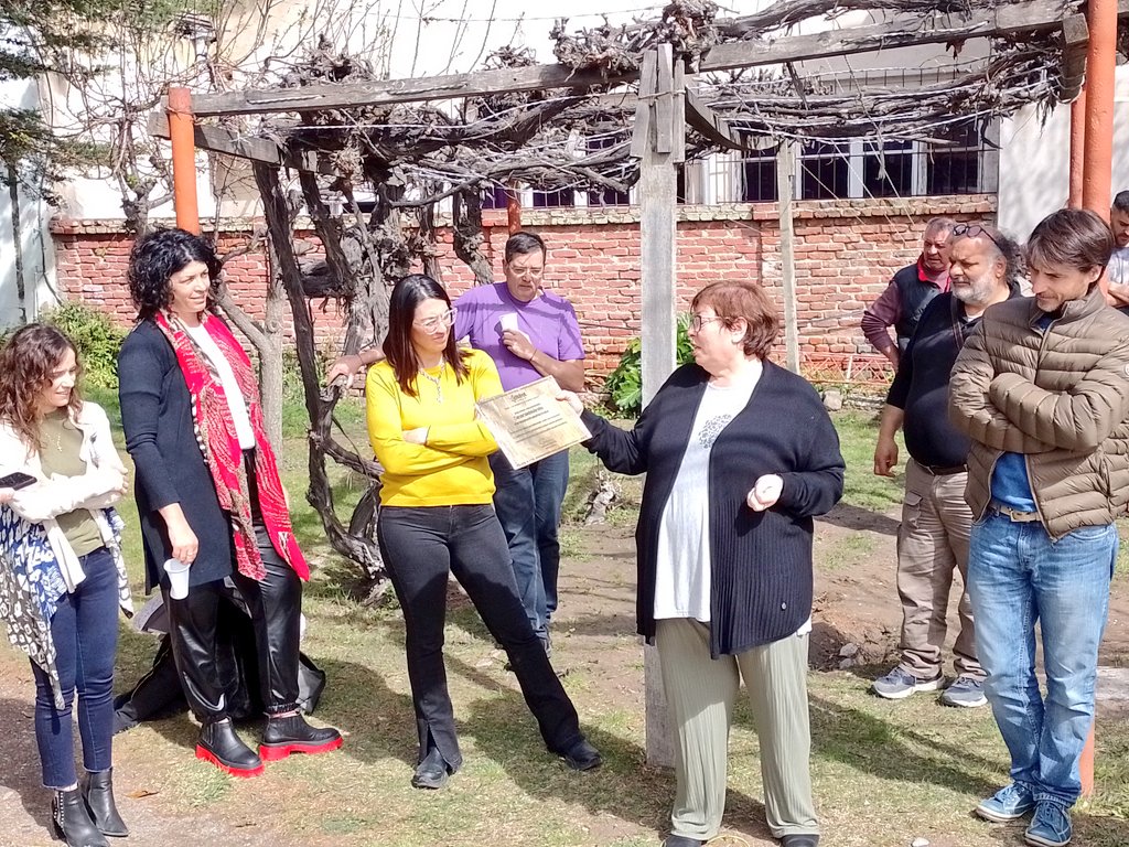 saludchubut's tweet photo. DÍA DE LA SANIDAD: @MyMonasterolo AGRADECIÓ Y PUSO EN VALOR AL PERSONAL DEL MINISTERIO 

🤗 Entregó una placa de reconocimiento. 

💯 La recibió la jefa del Depósito, Jaqueline Fabiana “La Colo” Otero, en representación de todo el nivel central.

Más info https://t.co/0oU48H58QA https://t.co/hKaaCgG4aZ