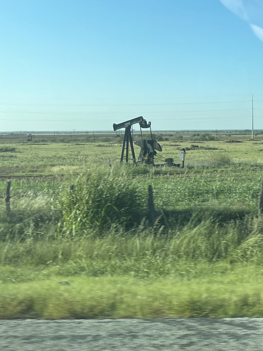 ScarletTortilla's tweet photo. First sign of West Texas on the drive back to the LBK. Glorious. #WreckUT #pumpjackmentality https://t.co/IobmO96sxj