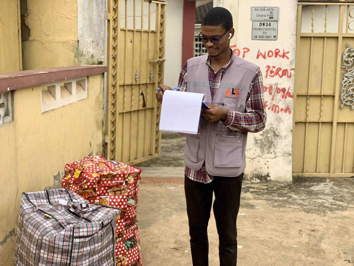 mpadigaseidu's tweet photo. The team at @akoneaba embarked on field work to serve customers at #Kotei and #campus
It was so exciting to see the smiles on the faces of students as they were relieved off the burdens of their luggages.
#ServiceWithStyle
@unia_consult https://t.co/RoCMtixAZr