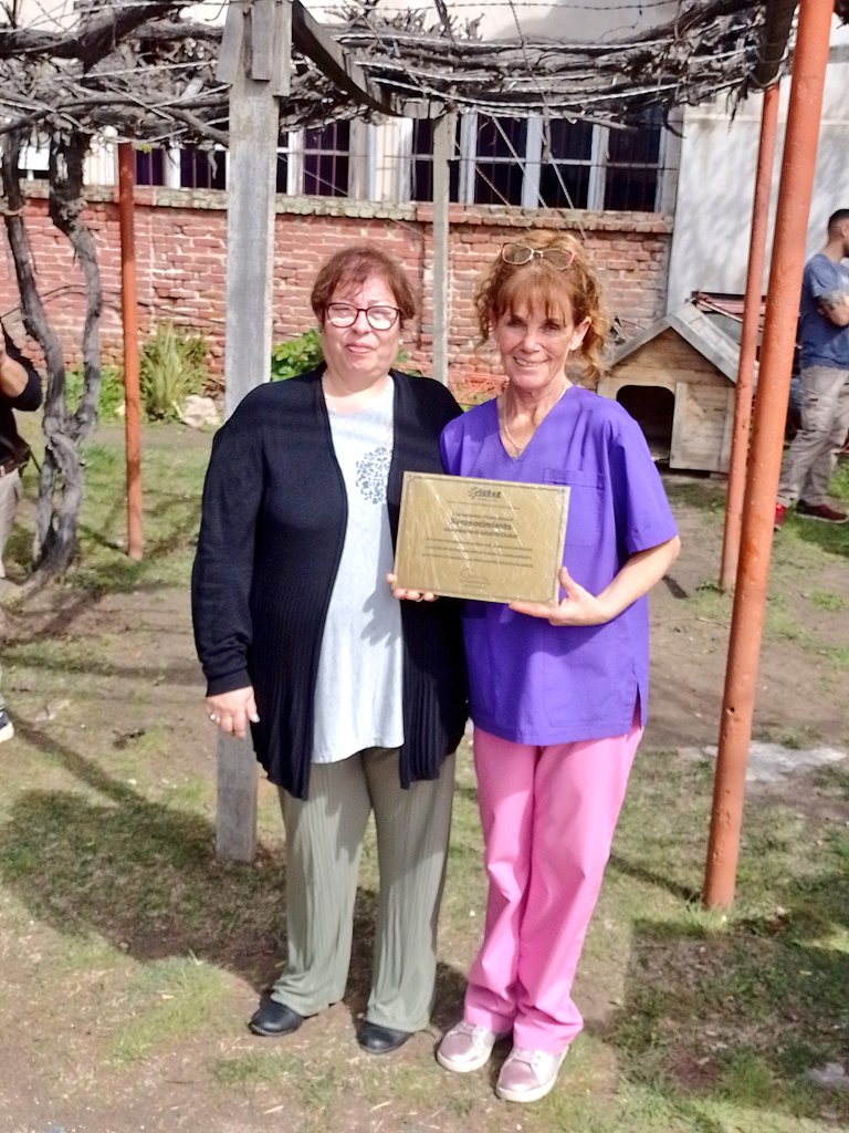 saludchubut's tweet photo. DÍA DE LA SANIDAD: @MyMonasterolo AGRADECIÓ Y PUSO EN VALOR AL PERSONAL DEL MINISTERIO 

🤗 Entregó una placa de reconocimiento. 

💯 La recibió la jefa del Depósito, Jaqueline Fabiana “La Colo” Otero, en representación de todo el nivel central.

Más info https://t.co/0oU48H58QA https://t.co/hKaaCgG4aZ