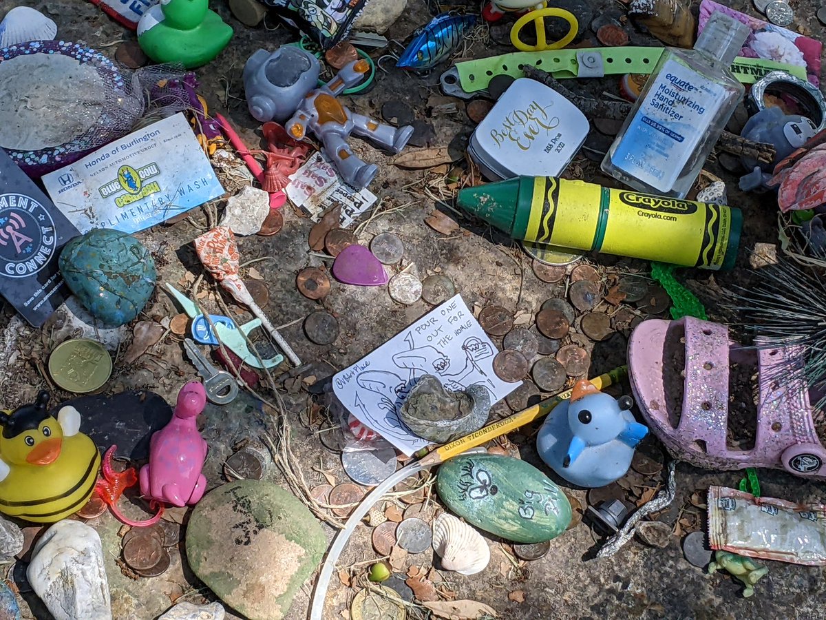 VBArtPlace's tweet photo. Poured one out for the homie at #AuroraCemetery, meaning I left a little art on the #alien #grave of the unknown pilot cos I was passing through https://t.co/yI1xim2CmU