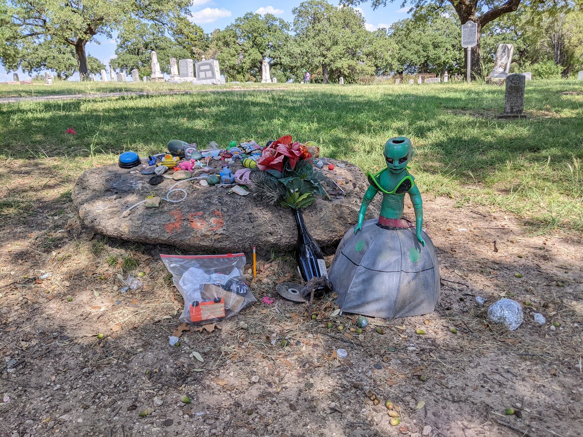 VBArtPlace's tweet photo. Poured one out for the homie at #AuroraCemetery, meaning I left a little art on the #alien #grave of the unknown pilot cos I was passing through https://t.co/yI1xim2CmU
