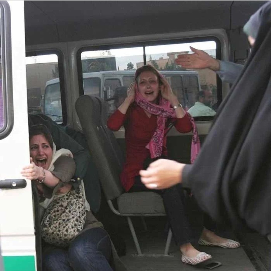 SharifiZarchi's tweet image. برای نگاه وحشت‌زده‌ی «زنان»، در سرزمین «مادری».
#مهسا_امینی