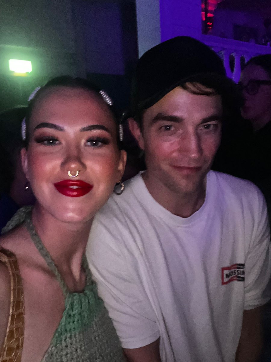 Another picture of Rob tonight (09/23) in London! 

(<a href="/Blissicafrancis/">xoxoxo</a>)
