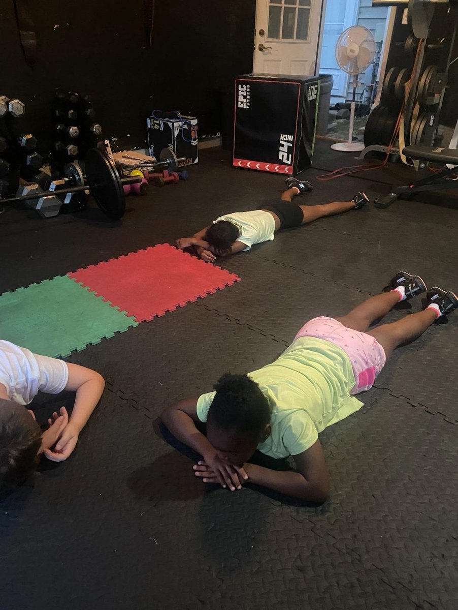CharlesCtyElite's tweet image. War Room casualties!!😂 Great job little ones!!🏋🏾‍♀️🏋🏾‍♂️
#ConsistentAndDedicated💪🏾
#CharlesCountyEliteProducts💛💙