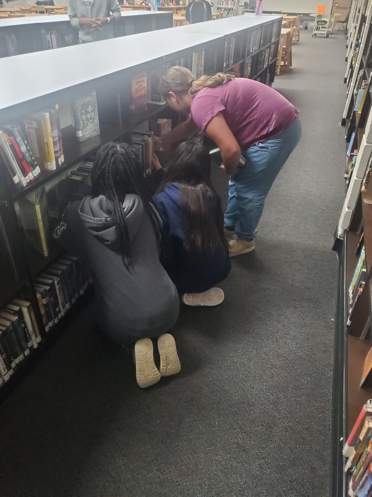 CarranzaTESOL's tweet photo. What a way to start out our Friday! Hanging out @LLMSLynx library❤️ #findingagoodbook #librarytime #WitnessGreatness https://t.co/LBa3eUqWs2