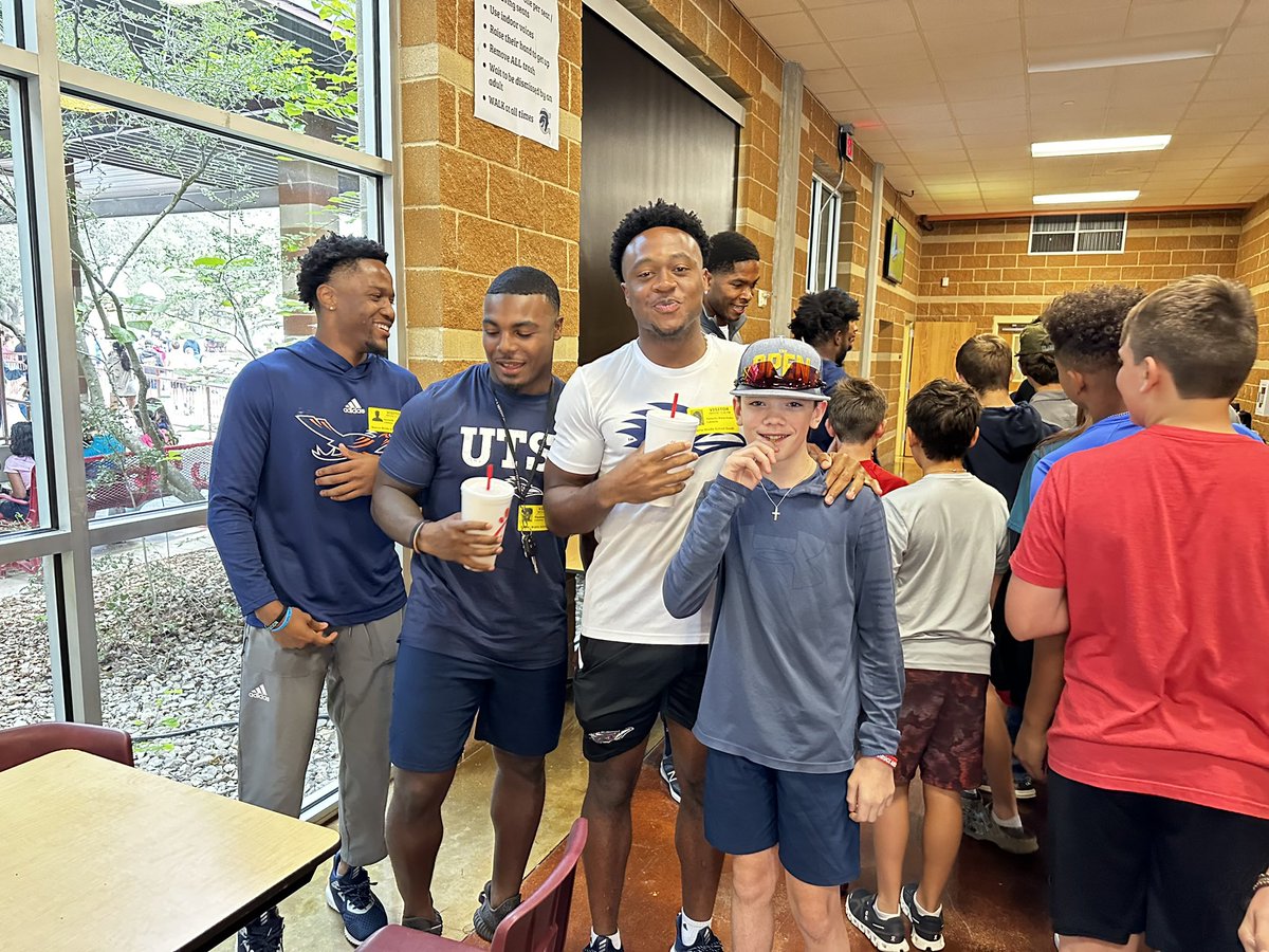 BoerneMSSouth's tweet photo. PTO and UTSA Football made our Friday amazing for the entire BMSS community. Thank you for all you do… we are so grateful! Follow BMSS facebook for more pics! #cfafriday #utsafootball #bmsspto #bmss #boerneisd https://t.co/fmg97WTAoF
