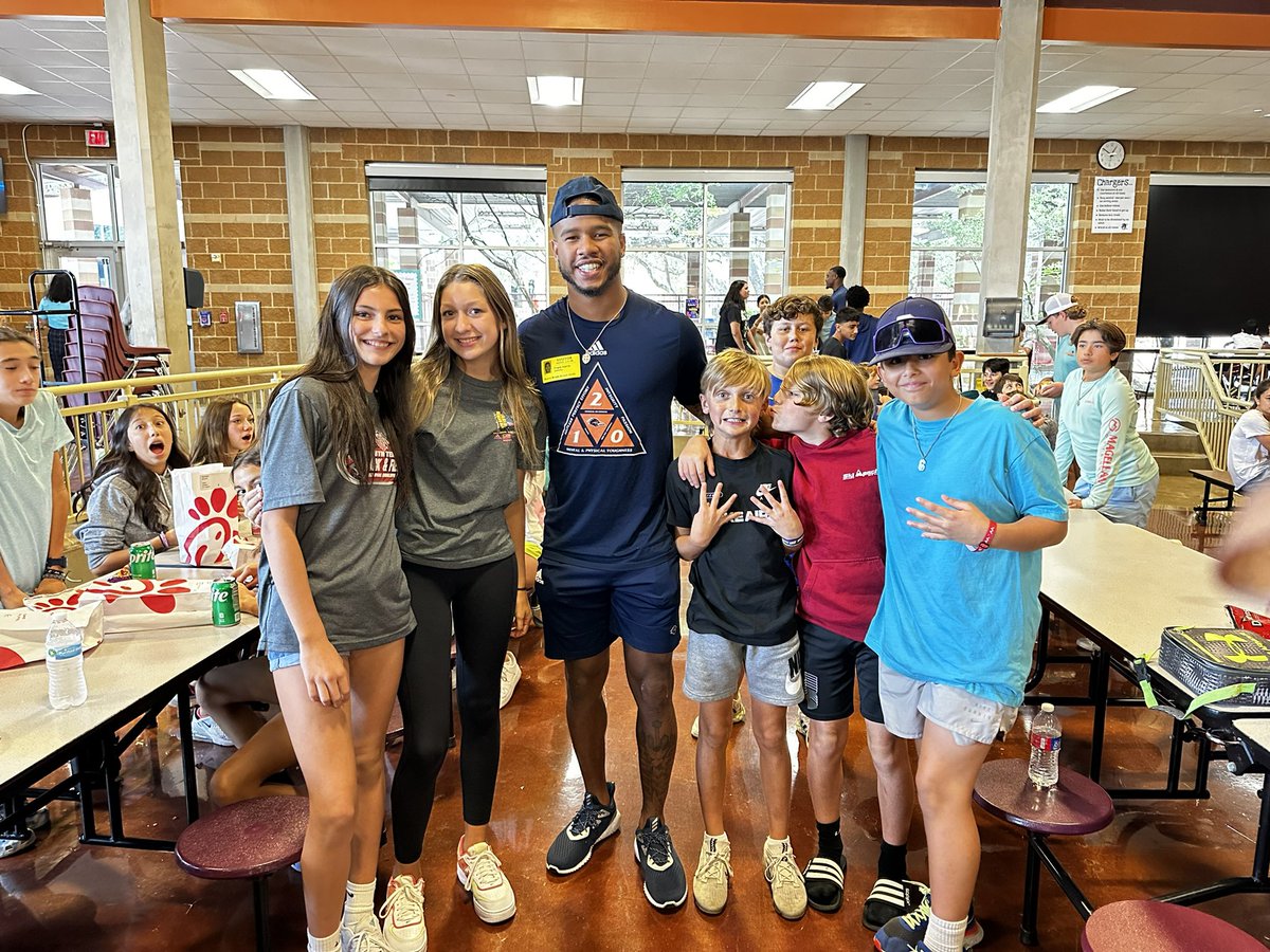 BoerneMSSouth's tweet photo. PTO and UTSA Football made our Friday amazing for the entire BMSS community. Thank you for all you do… we are so grateful! Follow BMSS facebook for more pics! #cfafriday #utsafootball #bmsspto #bmss #boerneisd https://t.co/fmg97WTAoF