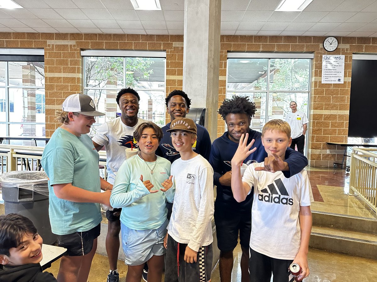 BoerneMSSouth's tweet photo. PTO and UTSA Football made our Friday amazing for the entire BMSS community. Thank you for all you do… we are so grateful! Follow BMSS facebook for more pics! #cfafriday #utsafootball #bmsspto #bmss #boerneisd https://t.co/fmg97WTAoF