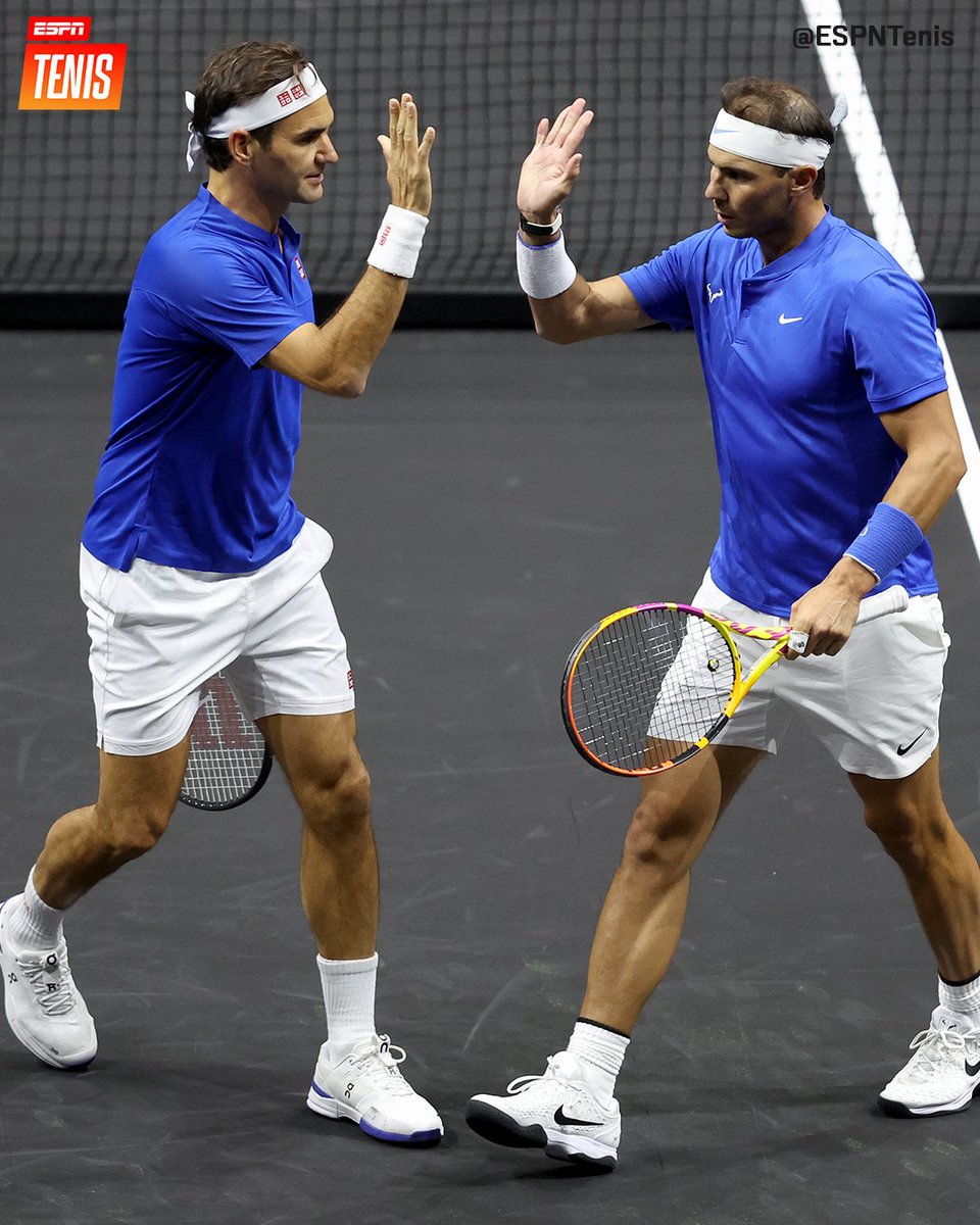 ESPNtenis's tweet photo. TE AMAMOS ROGER FEDERER. ❤️

Final de carrera para una leyenda que cambió el juego y trascendió más allá del tenis. 👑

En dupla con Rafa Nadal, se despidió del profesionalismo con un anecdótico 4-6, 7-6 (2) y 11-9 vs. Tiafoe/Sock en la #LaverCup. https://t.co/4fPSZSTXHq