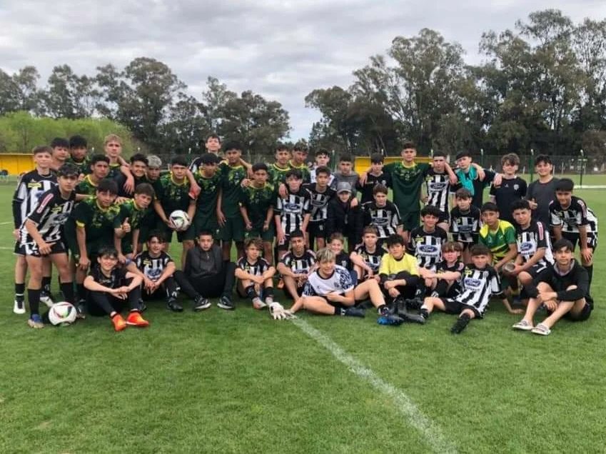 PlanetaDefensa's tweet photo. La #Novena (2008) y la #Prenovena (2009) de Defensa y Justicia se midieron ante sus pares del Club Atlético Liniers (Bahía Blanca), institución de la cual salieron los #ExDefensayJusticia Ezequiel Miralles y Agustín Bouzat. https://t.co/0gDHdE3OzT