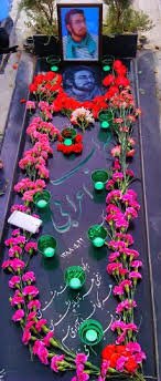 Maryamim1's tweet photo. برای سهراب اعرابی که روی سنگ مزارش نوشته:

هر کجا مشتی گره شد مشت من
زخمی هر تازیانه پشت من
هر کجا فریاد آزادی منم
من در این فریادها دم می‌زنم

#مهسا_امینی 
#MahsaAmini https://t.co/oCxzBBwQYx