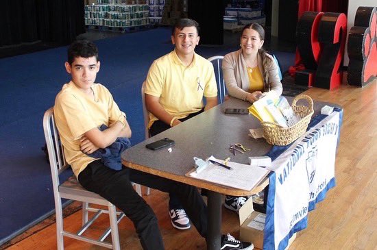 PalmviewNHS's tweet photo. Over the month of September, Palmview
High School NHS has spread suicide prevention awareness with @em3hope 💛Thank you to this foundation, members, and our community for reminding everyone that nobody stands alone. Your life is worth living for.
#youmatter #suicideprevention https://t.co/1vfUEZQeon