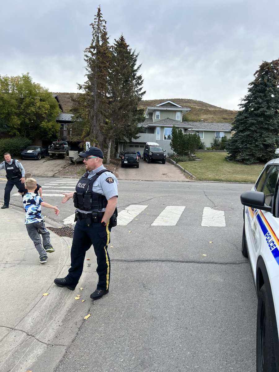 Our Terry Fox run today <a href="/ManachabanMS/">École Manachaban</a> had a nice high five surprise! Nice to see kids out running again. Our course was fantastic. Je cours pour Terry! #terryfoxschoolrun #TerryFoxRun #rvsed