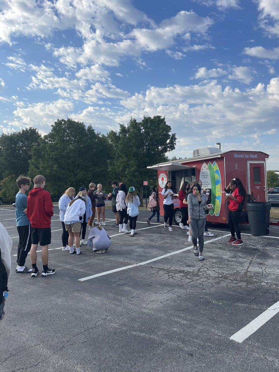 LHSJayCrew's tweet photo. Thank you @Blue_Jay_Nation for the KC Ice truck for the freshmen tailgate! Class of 2026 loved the shaved ice, corn hole games, and tickets to the game and it’s safe to say Jay Crew enjoyed the treats and fun too🙌 https://t.co/0ERsETG3yM
