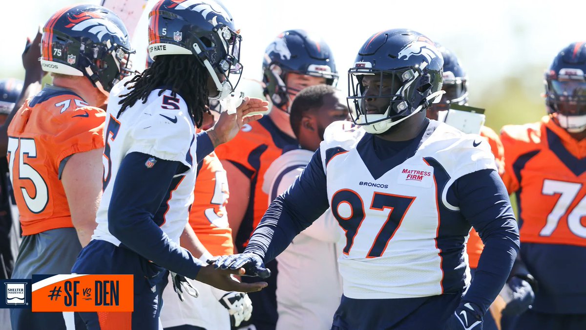 Broncos's tweet photo. Working all week for Sunday night. 💪

#SFvsDEN 📸's » https://t.co/Dg4S32UYR4 https://t.co/fDNUsZmmzr