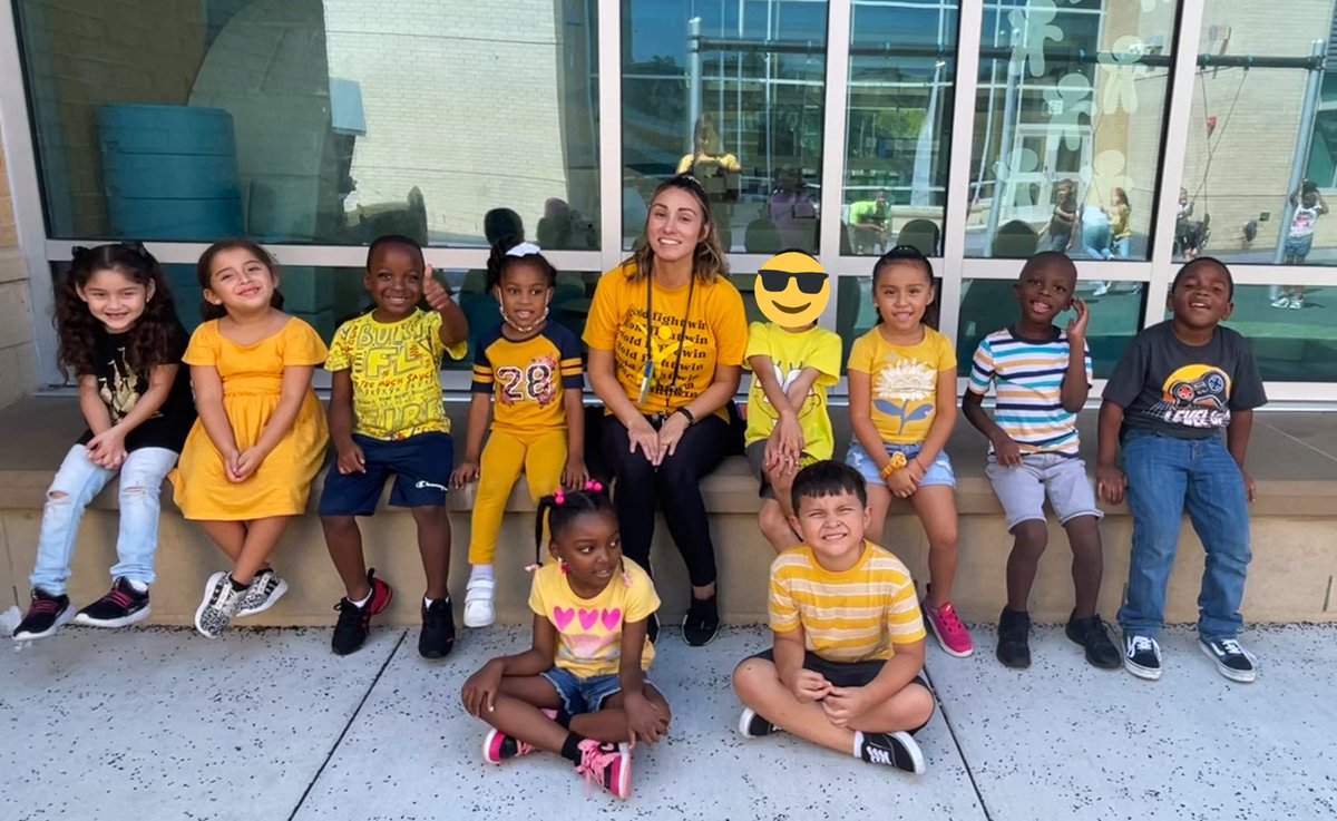 MrsDel_Angel's tweet photo. Wearing Gold to show our support in the fight against Childhood Cancer. @HumbleISD_LLE #KinderCrew #GoldFightWin #GoGold https://t.co/YDd1UKURU0