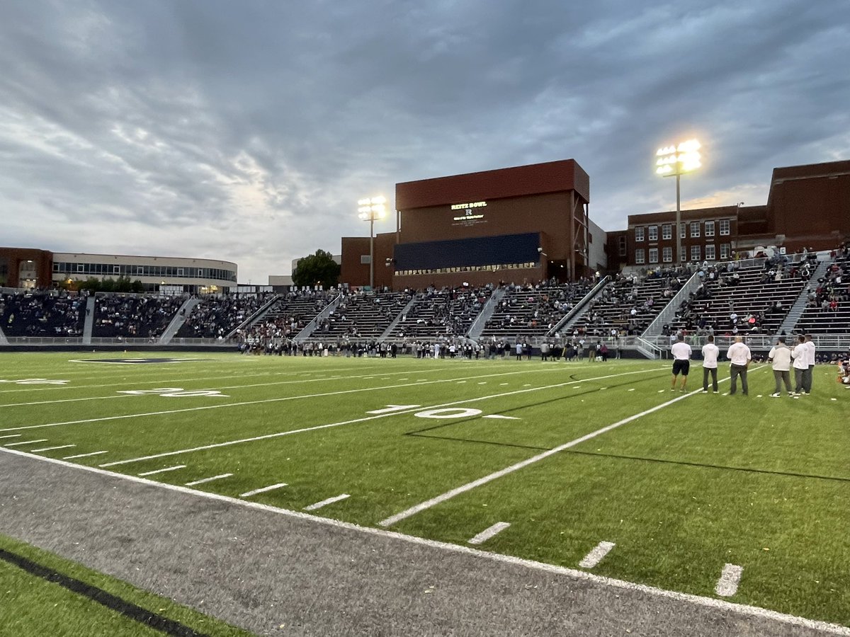 BbalEvv's tweet photo. At THE BOWL…

The main event. 

The MIGHTY Reitz Panthers (5-0) vs Castle Knights (4-1) 

Touch of Fall weather mixed with major SIAC title implications…👀

Buckle up. Big one tonight. 

Updates on the ONE &amp; ONLY @812Hoops https://t.co/IsPQBTb3nX