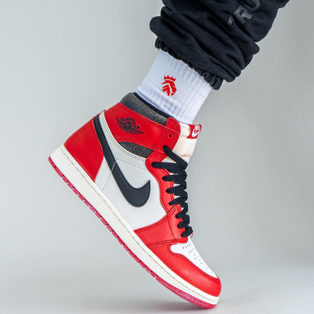houseofheat's tweet photo. On-Foot Looks // Air Jordan 1 High OG “Lost &amp; Found” 👀

SEE MORE: https://t.co/84kv7N4Mnm https://t.co/VsvoHrv9t9