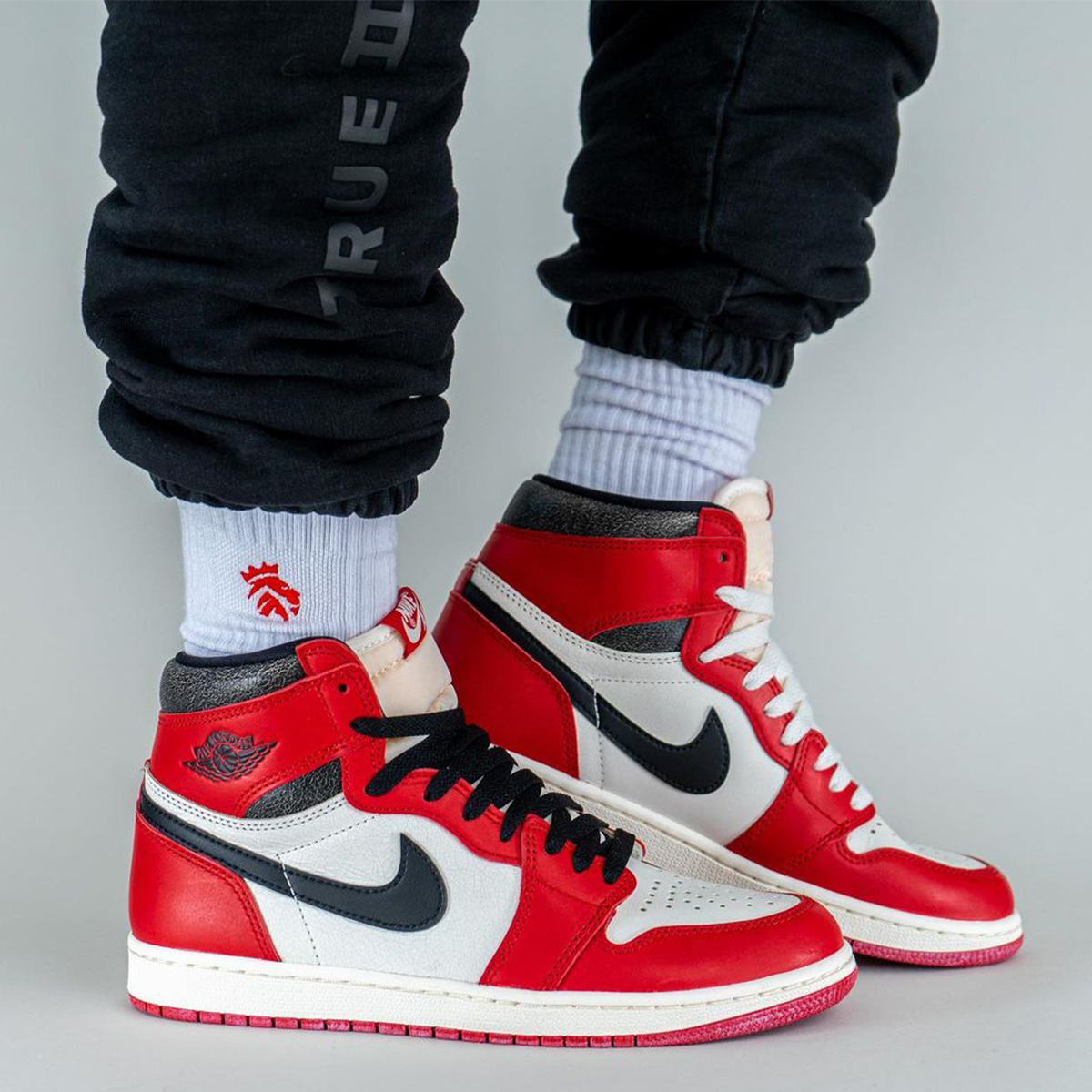 houseofheat's tweet photo. On-Foot Looks // Air Jordan 1 High OG “Lost &amp; Found” 👀

SEE MORE: https://t.co/84kv7N4Mnm https://t.co/VsvoHrv9t9