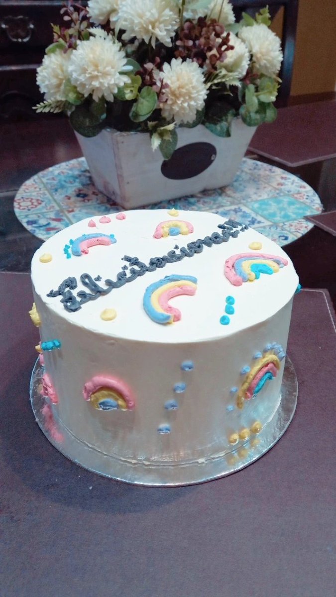 Mi tia hace tortas, se rompe el lomo pero igual se hizo un tiempito para hacerme una de sorpresa POR SACAR LA LIBRETA 🤌🏻
PODRÁN????