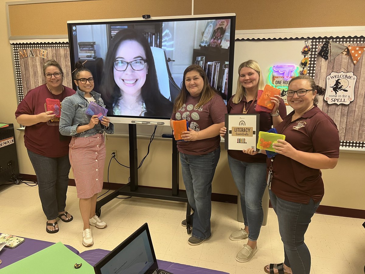 TrinityEliteEdu's tweet photo. Happy FriYAY! 🥰
Who says you can’t celebrate literacy from afar?! 😉🎉
Here’s looking at you TM Primary! ❤️📸🤳
#LookingGoodTMPrimary #PDWithDrGG #TeamLiteracy #VirtualSupport #AllForKids #Literacy #TrinityEliteEdu https://t.co/F5cJpTbYg4