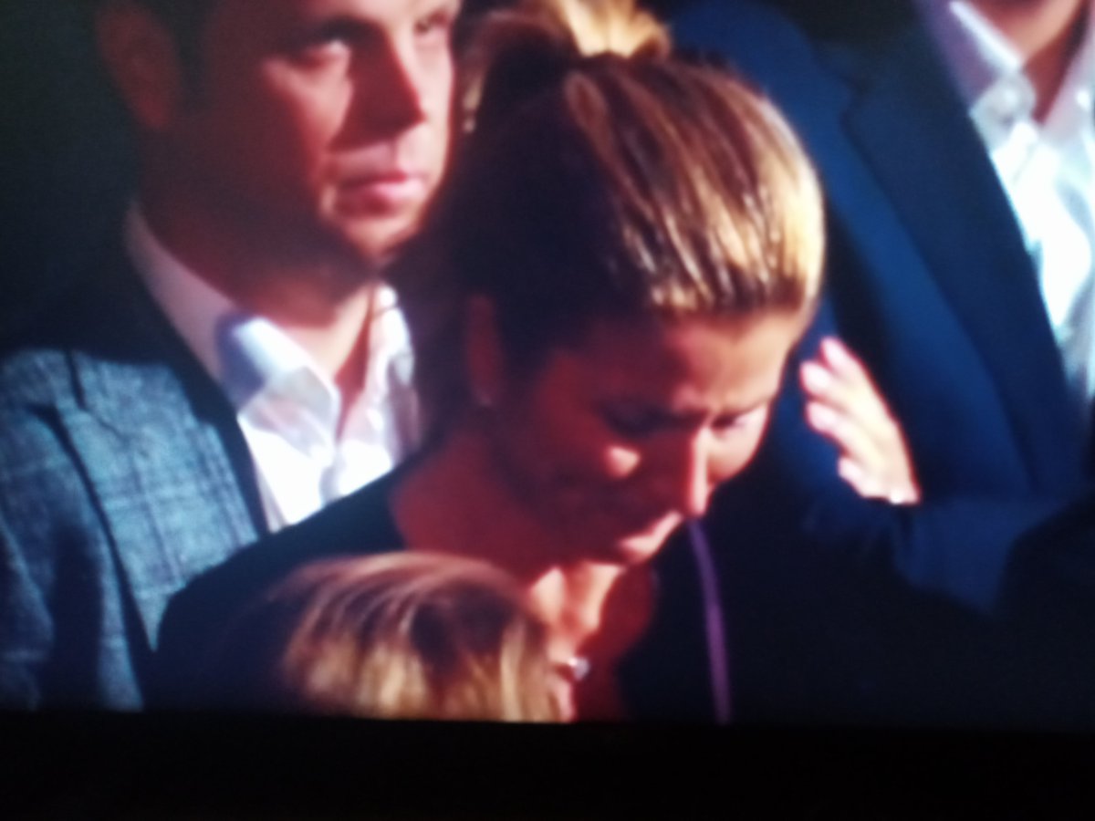 AnomiePaperwhte's tweet photo. The sadness 😓
😭😭😭
#RogerFederer𓃵
#OneLastMatch
#Fedal
#rafanadal
#mirka
#Rogersparents https://t.co/NqovVYYlOX