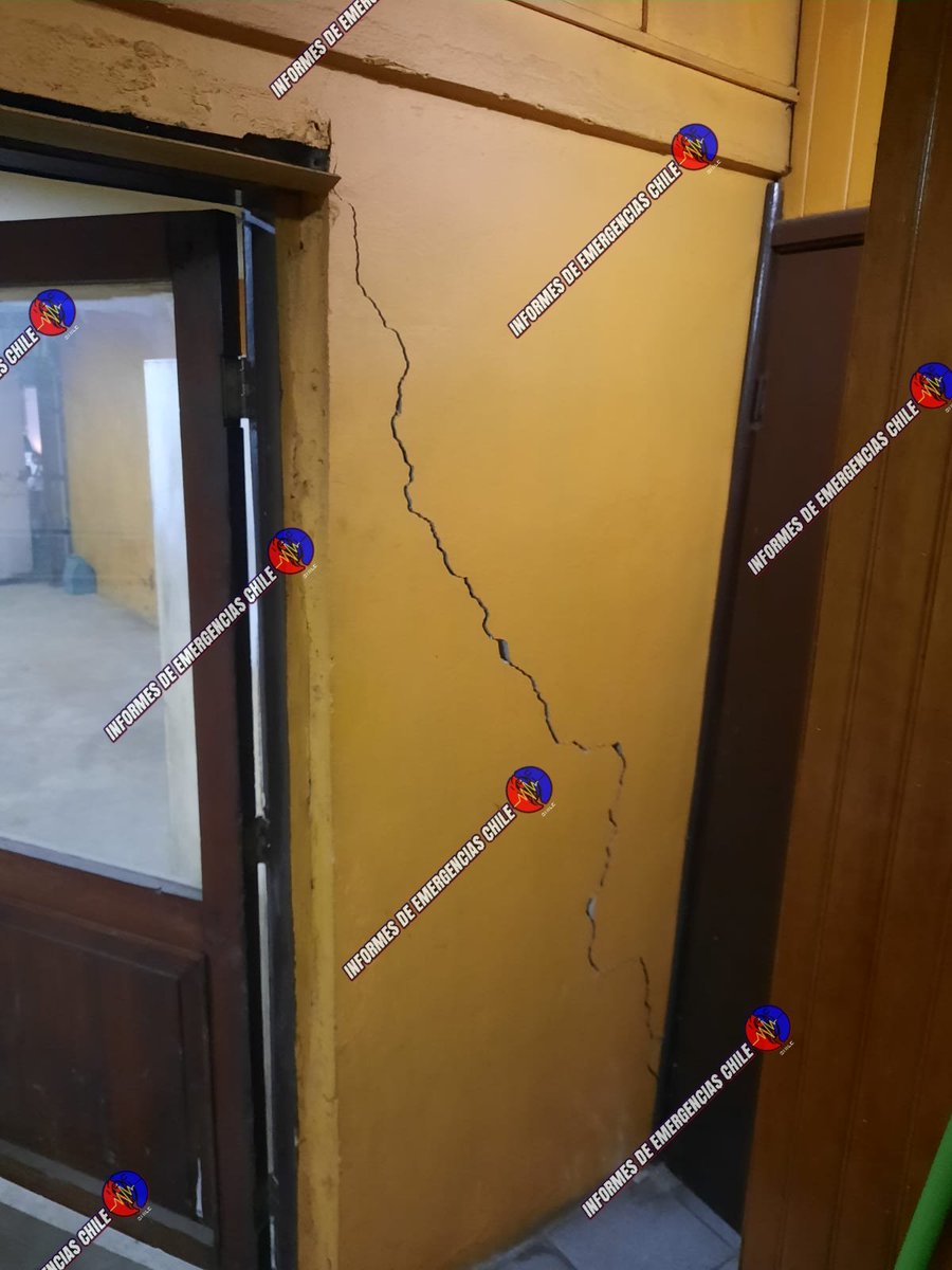 fdo2000's tweet photo. 🔴 Último Minuto
Tras el sismo registrado de Magnitud 6 en la Región de Los Lagos a 143 kms al O de Ancud, deja algunos daños a la infraestructura como evidencia la imagen en un Cuartel de Bomberos de Castro.
@biobio
@chile_accidente @CA3EHH @Pabl0Manzanares https://t.co/UwuDkzDeQd