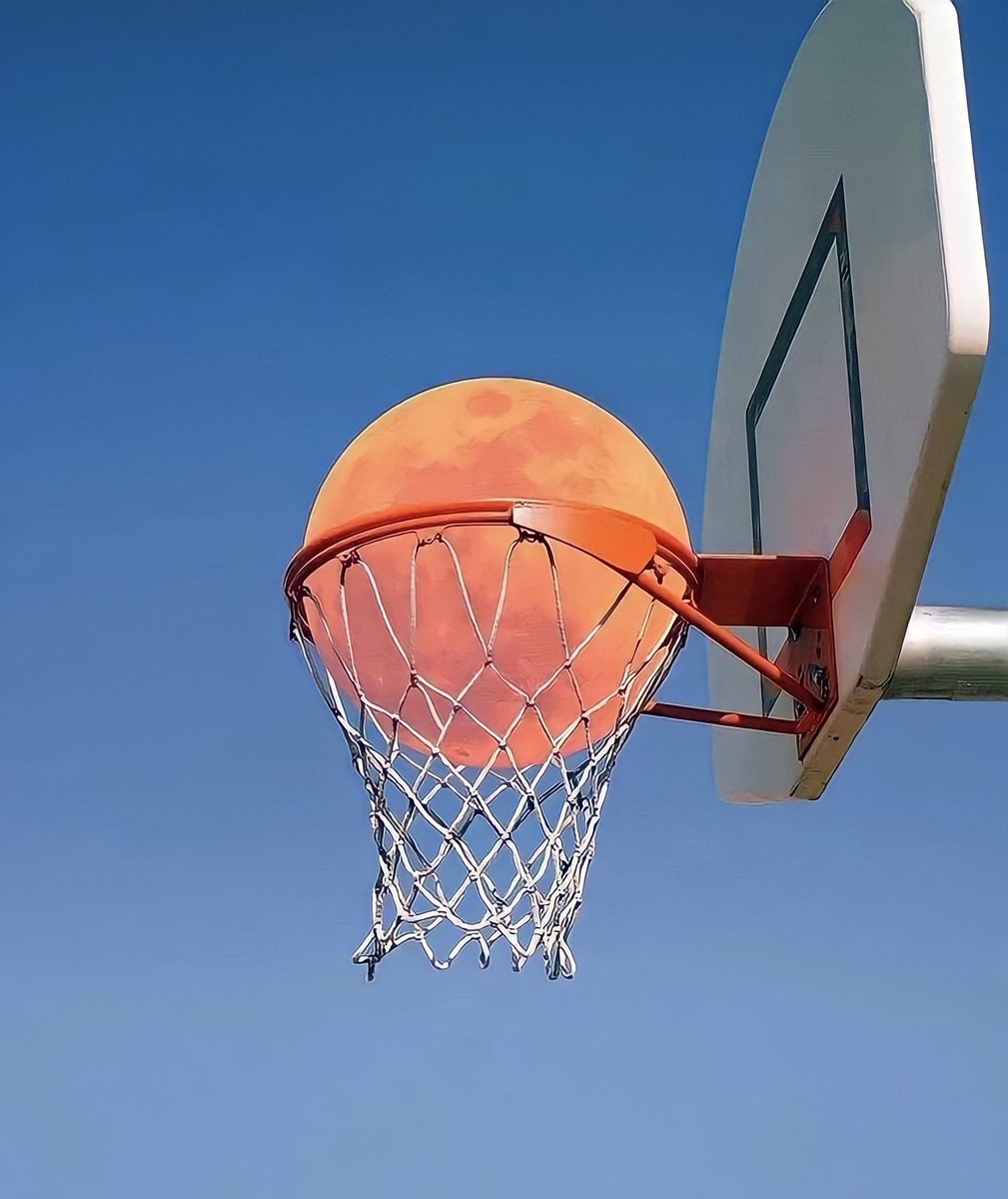 moonloverxjpg's tweet photo. la luna como baloncesto https://t.co/6JxUaWukp7
