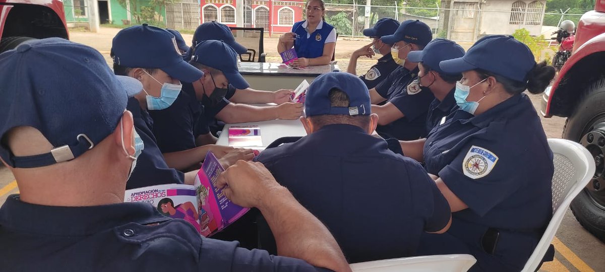 RedComElAyote's tweet photo. #Actulaidad 📍Charla con personal de la estación de Bomberos Juan Pablo López González de #ElAyote en pro de la Divulgación de la Cartilla Mujer, Derechos, Leyes y Mecanismos de Denuncia para la Prevención de Femicidios.
#Mifamilia 
#PatriaBenditayLibre https://t.co/3RQ7kSz1sH