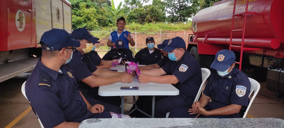 RedComElAyote's tweet photo. #Actulaidad 📍Charla con personal de la estación de Bomberos Juan Pablo López González de #ElAyote en pro de la Divulgación de la Cartilla Mujer, Derechos, Leyes y Mecanismos de Denuncia para la Prevención de Femicidios.
#Mifamilia 
#PatriaBenditayLibre https://t.co/3RQ7kSz1sH