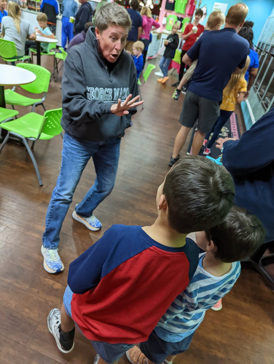 kdenny_'s tweet photo. Mustang families and teachers are the best! It was a full house for Sweet Frog family night. @mvesycsd #mvegamechagers #engageycsd https://t.co/wr7aOAEEDn