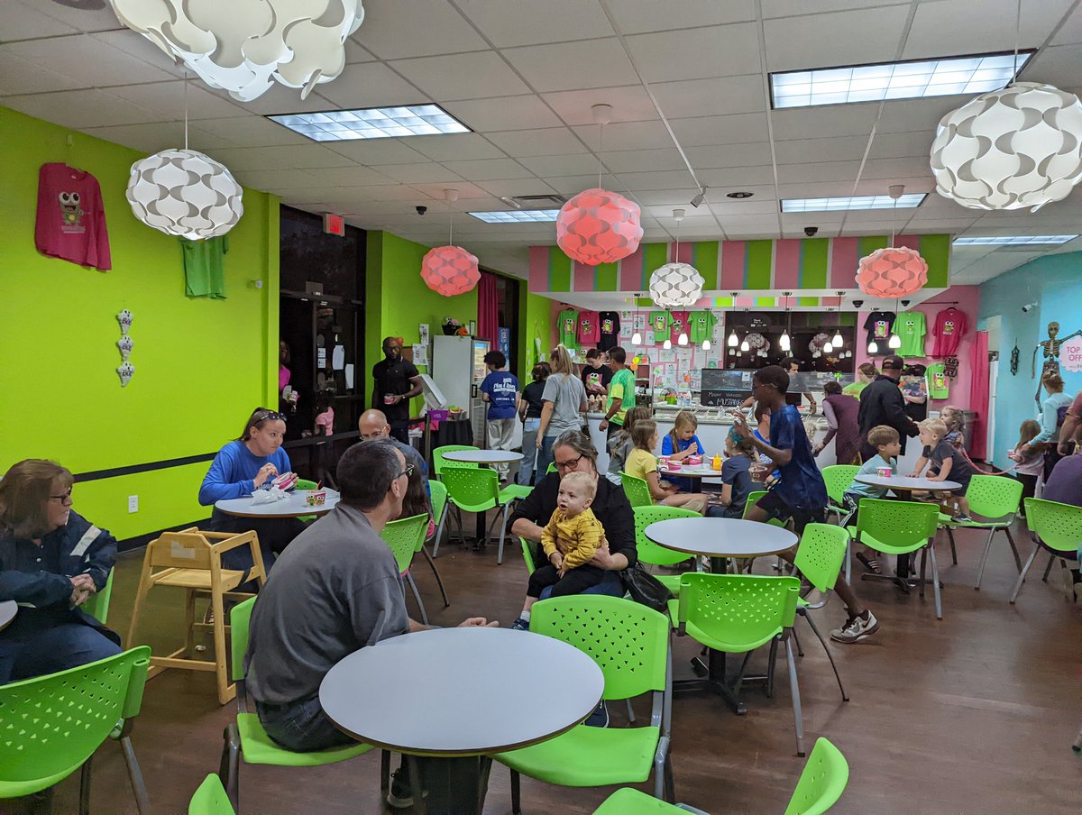 kdenny_'s tweet photo. Mustang families and teachers are the best! It was a full house for Sweet Frog family night. @mvesycsd #mvegamechagers #engageycsd https://t.co/wr7aOAEEDn