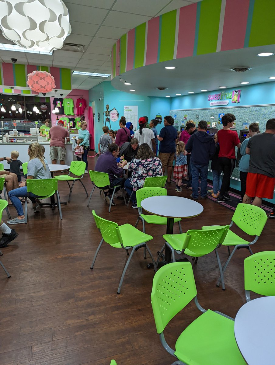 kdenny_'s tweet photo. Mustang families and teachers are the best! It was a full house for Sweet Frog family night. @mvesycsd #mvegamechagers #engageycsd https://t.co/wr7aOAEEDn