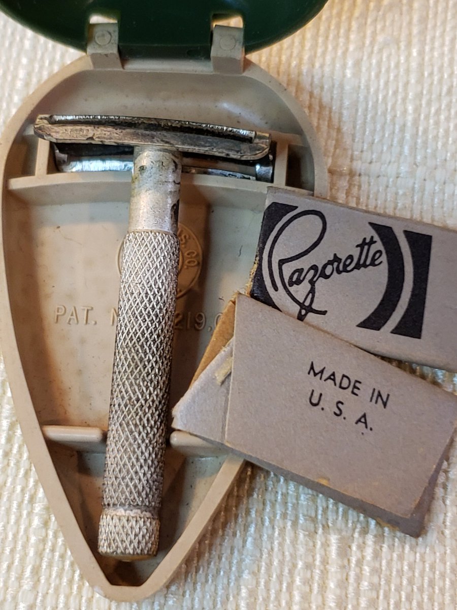 holfelda's tweet photo. Vintage Razorette Miniature Novelty Travel Shaving Kit Razor and Blades in Case Collectible Kitsch
#kit #razor #Miniature #Shaving #Razorette #CaseCollectibleKitsch #Blades #Novelty #Vintage #Travel #AtticEsoterica
πhttps://t.co/SxkxulwRbo https://t.co/BuvuKNAVDM