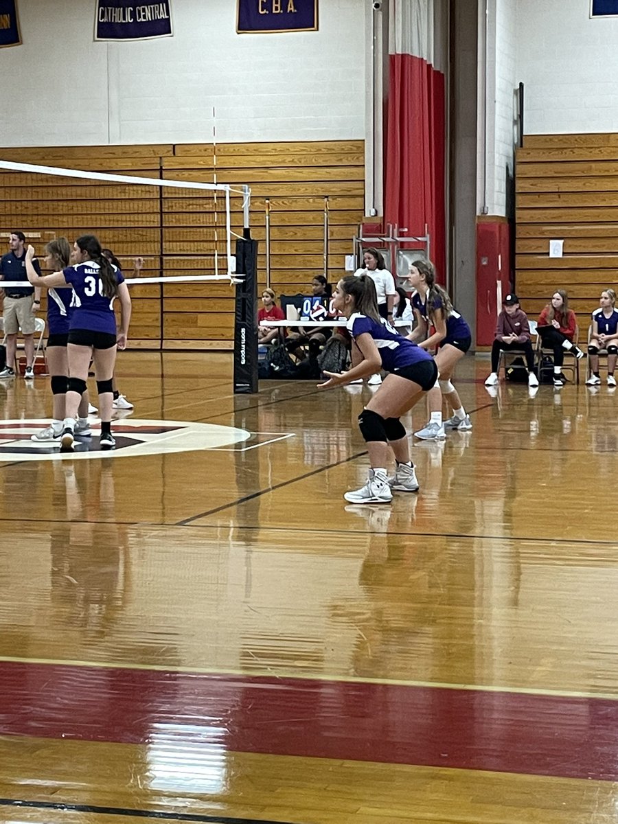 It’s so much fun learning all about a new sport! Scotties with a W tonight!🏐💜💛💜💛💜🏐