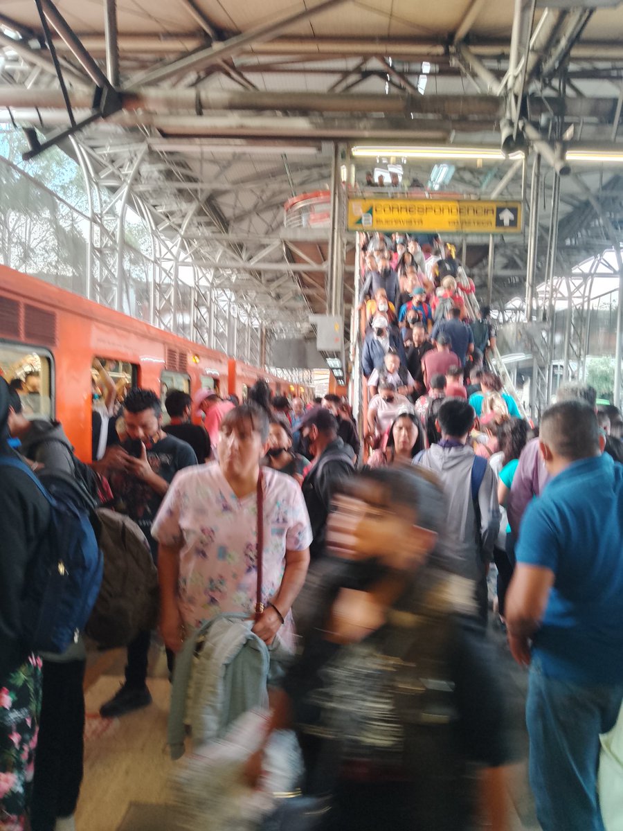 leuname06's tweet photo. @MetroCDMX Bajaron a todos y ahora tenemos que transportarnos en otras vías eso es una burla https://t.co/vZ086CL276