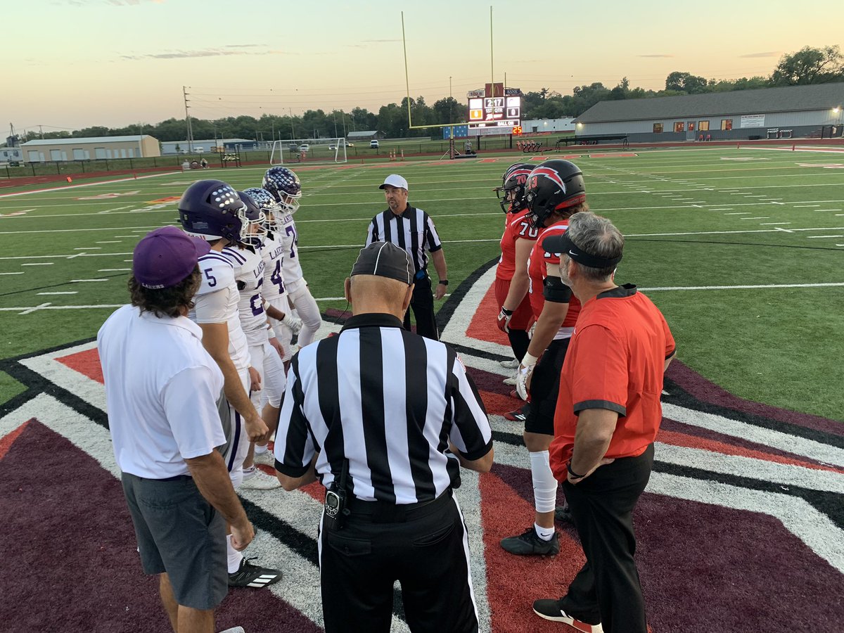 JacobCersosimo's tweet photo. Is battle of two unbeaten squads tonight in West Plains as the Zizzers host the Camdenton Lakers. Both teams 4-0 in the Ozark Conference. Both teams with big time playmakers, &amp; both coaches looking to contain big plays. 

@OzarksOzone @wpzizzers @lkrathletics https://t.co/p8S4u1y9Dp