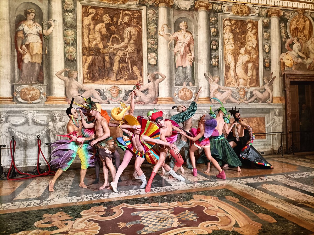 ernesto_donas's tweet photo. La genialidad del diseñador 🇮🇹 #RobertoCapucci, el "escultor de la moda", fue el centro de un espectáculo itinerante multisensorial concebido por #DanieleCipriani con la coreografía y dirección de #SimonaBucci. 
#CastelSantAngelo se vistió de lujo.
Feliz de haber formado parte. https://t.co/yHeOEjpJ12