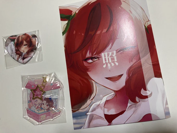 #プリステ25R 石油犬さん( )のお新刊。アクキー・缶バッジを添えて。照れ顔に絞った1冊。照れるにもいろんな経緯があると思うのですが、その前後関係が見えてきそうな表現力が素晴らしい。色紙描くのめちゃくちゃ上手い。ほしい…。。売り子さんも限りなくネイチャでしたわね。。。 