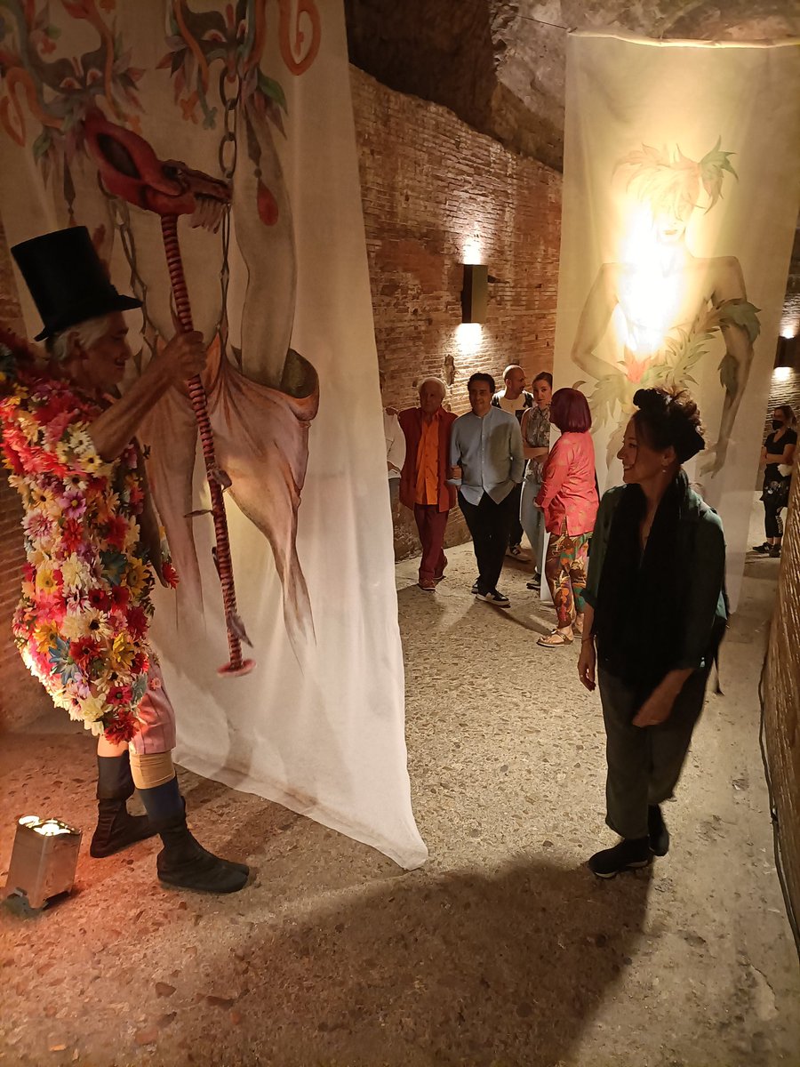 ernesto_donas's tweet photo. La genialidad del diseñador 🇮🇹 #RobertoCapucci, el "escultor de la moda", fue el centro de un espectáculo itinerante multisensorial concebido por #DanieleCipriani con la coreografía y dirección de #SimonaBucci. 
#CastelSantAngelo se vistió de lujo.
Feliz de haber formado parte. https://t.co/yHeOEjpJ12