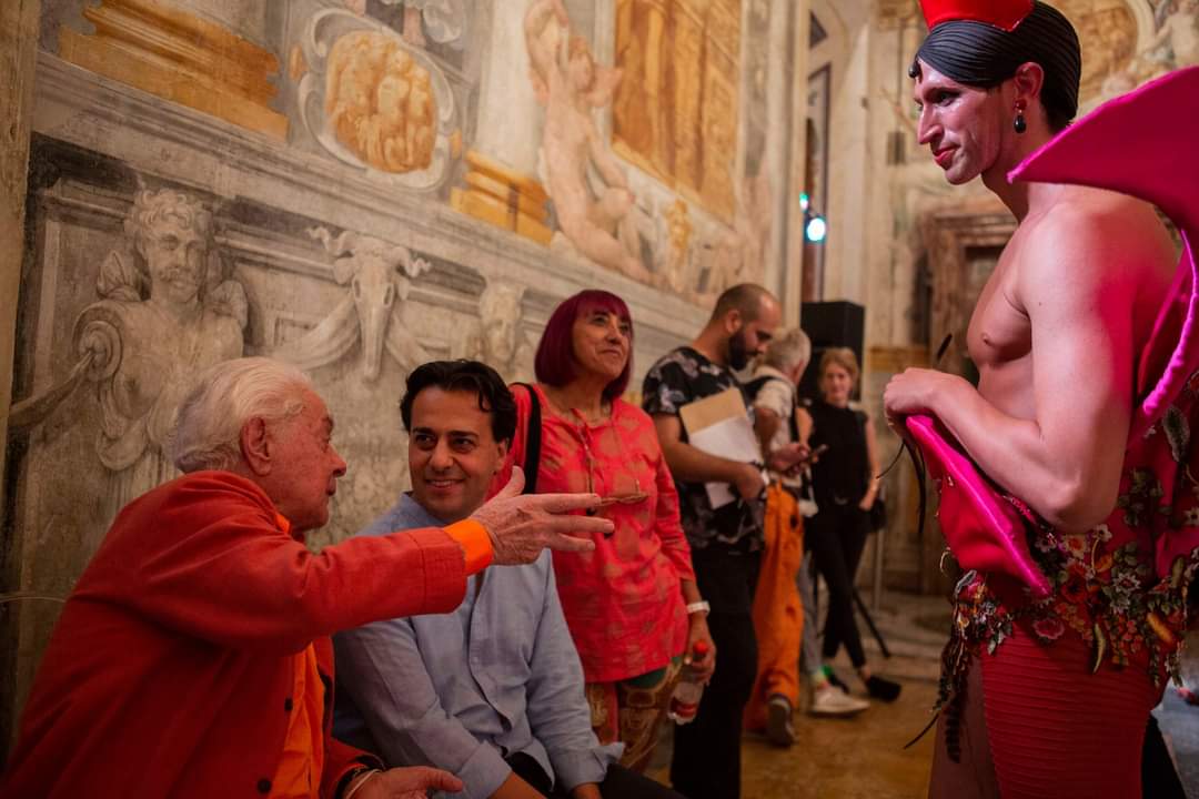 ernesto_donas's tweet photo. La genialidad del diseñador 🇮🇹 #RobertoCapucci, el "escultor de la moda", fue el centro de un espectáculo itinerante multisensorial concebido por #DanieleCipriani con la coreografía y dirección de #SimonaBucci. 
#CastelSantAngelo se vistió de lujo.
Feliz de haber formado parte. https://t.co/yHeOEjpJ12