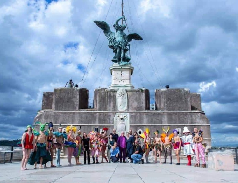 ernesto_donas's tweet photo. La genialidad del diseñador 🇮🇹 #RobertoCapucci, el "escultor de la moda", fue el centro de un espectáculo itinerante multisensorial concebido por #DanieleCipriani con la coreografía y dirección de #SimonaBucci. 
#CastelSantAngelo se vistió de lujo.
Feliz de haber formado parte. https://t.co/yHeOEjpJ12